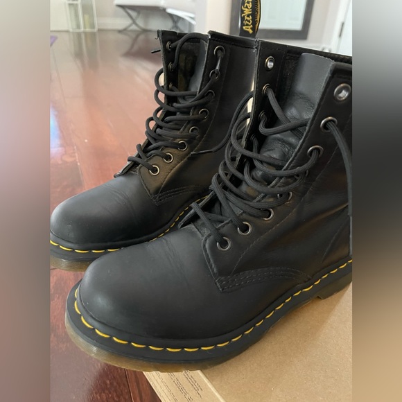 Dr Martens 1460 size 7 ladies leather - Picture 3 of 8